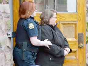 L'ancienne infirmière Elizabeth Wettlaufer quitte le palais de justice de Woodstock le 21 avril 2017. MORRIS LAMONT/POSTMEDIA NETWORK