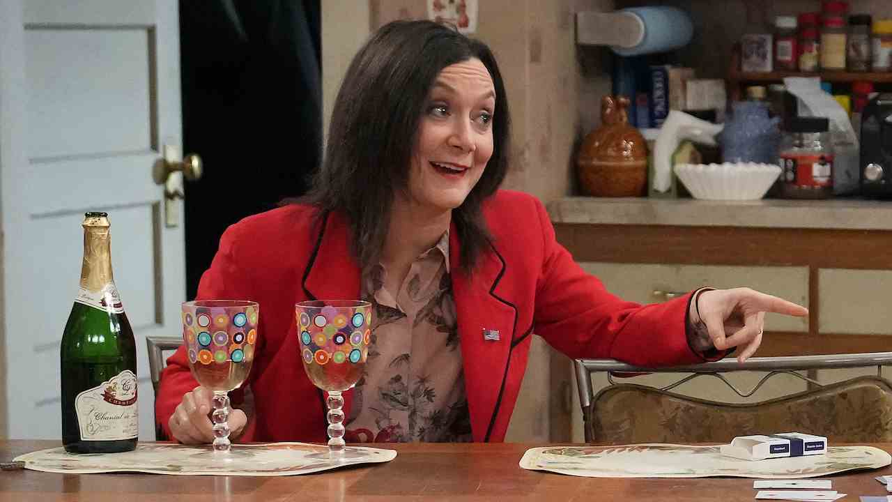 Darlene après relooking dans la cuisine sur The Conners