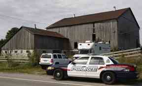 Lundi, des détectives de la police de Toronto, des agents médico-légaux et des membres de la brigade antidrogue de la police régionale de Waterloo sont retournés à la ferme du tueur accusé Dellen Millard, à l'ouest de Cambridge.  CHRIS DOUCETTE/SOLEIL DE TORONTO