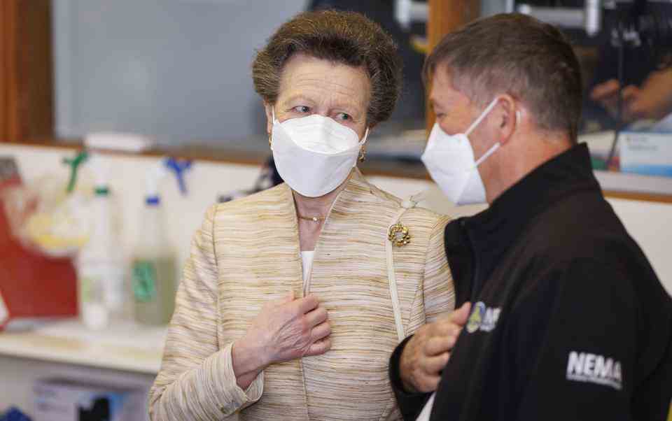 La princesse royale s'entretient avec un employé du Centre national de gestion des crises à Wellington après que le cyclone Gabrielle ait semé le chaos dans tout le pays - Robert Kitchin - Pool/Getty Images