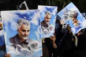 Des musulmans tiennent des pancartes pour protester contre l'action militaire américaine pour le meurtre du général iranien Qasem Soleimani en Irak, lors d'une manifestation à New Delhi le 12 janvier 2020. (Photo de SAJJAD HUSSAIN/AFP via Getty Images)