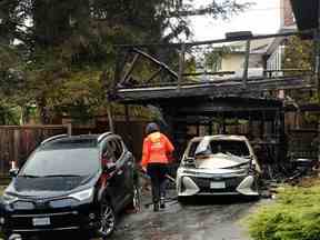 La scène d'un incendie sur l'avenue Delbrook où deux membres de la même famille ont été tués dans l'incendie tôt le matin, à North Vancouver, en Colombie-Britannique, le 9 février 2023. (NICK PROCAYLO/PNG)