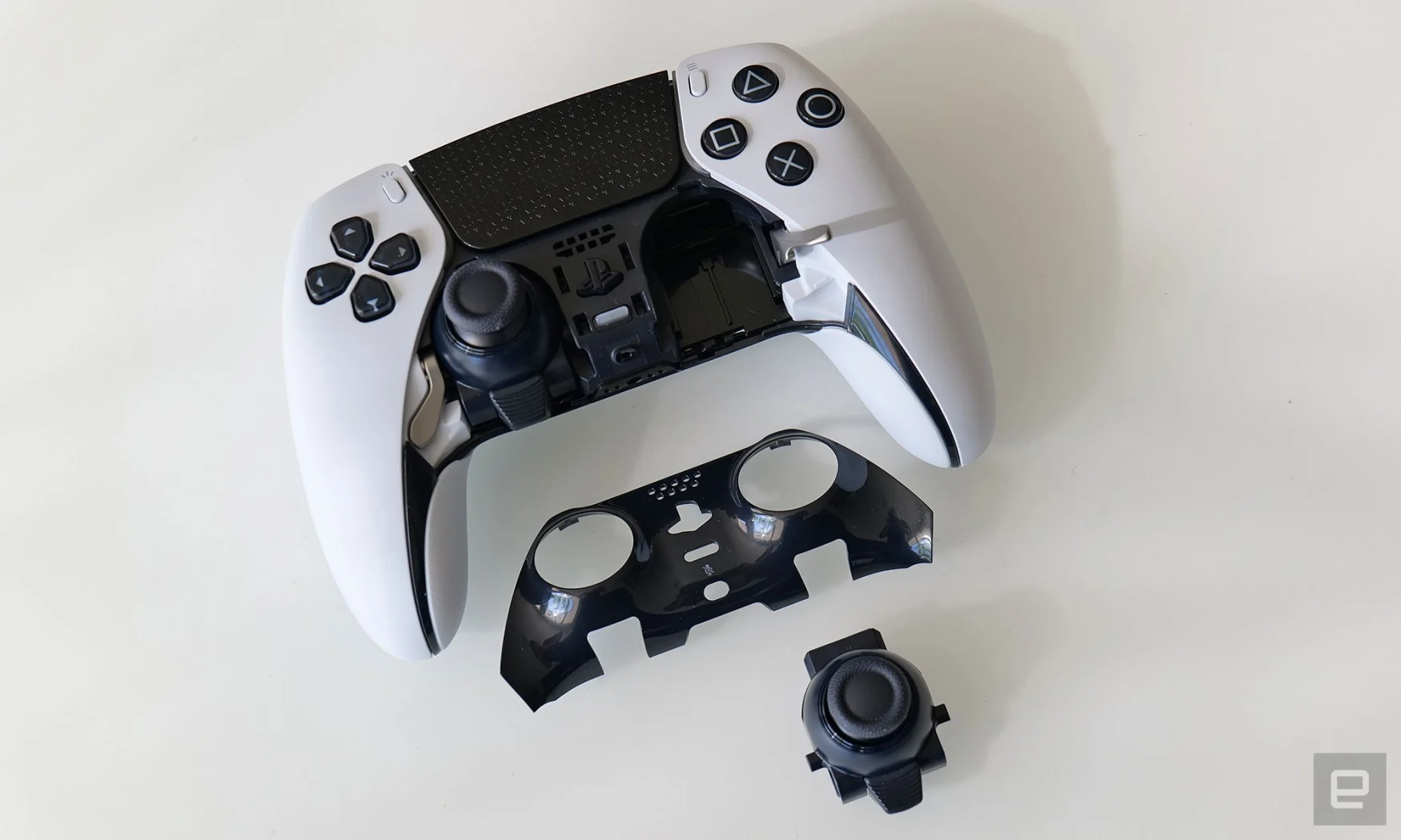 Une caractéristique phare du DualSense Edge est les modules de joystick remplaçables qui peuvent être échangés pour seulement 20 $. 