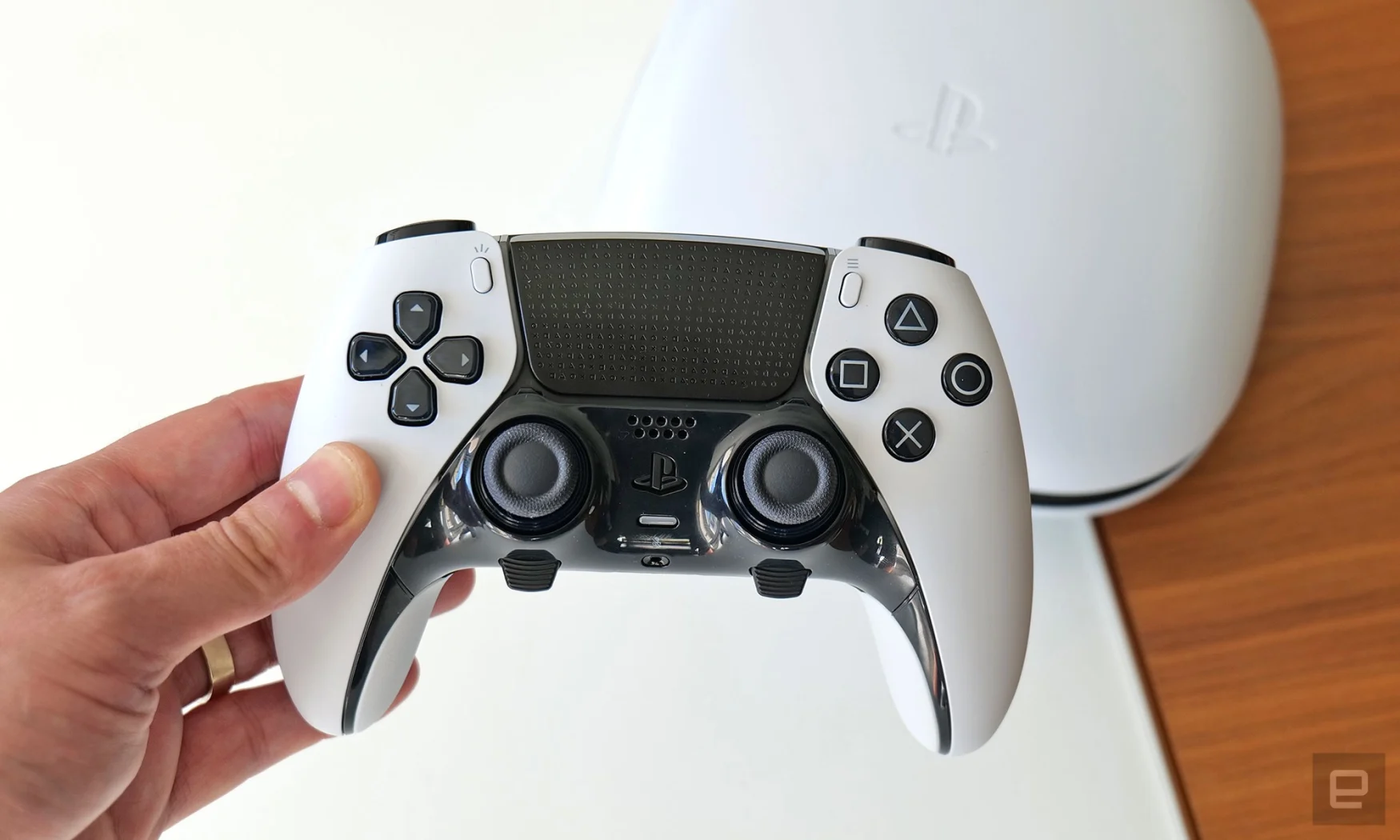 À 200 $, le DualSense Edge de Sony est la version de la société d'une manette de jeu haut de gamme pour la PS5. 