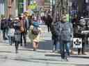 Des piétons descendent la rue Sainte-Catherine à Montréal, avril 2020. « L'intention du gouvernement fédéral d'augmenter considérablement ses seuils d'immigration au cours des prochaines années est préoccupante », déclare le bureau du ministre de l'Immigration du Québec.