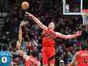 Le centre des Raptors de Toronto Jakob Poeltl bloque un tir du gardien des Detroit Pistons Killian Hayes en première mi-temps à la Scotiabank Arena.