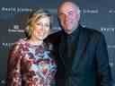 Linda O'Leary et Kevin O'Leary assistent au dîner de couverture de l'hôte Haute Living et Grand Seiko en l'honneur de Morimoto, célébrant la cuisine et le vin de Miami au Sirenuse le 20 février 2020 à Surfside, en Floride.  (Photo de Romain Maurice/Getty Images pour Haute Living)