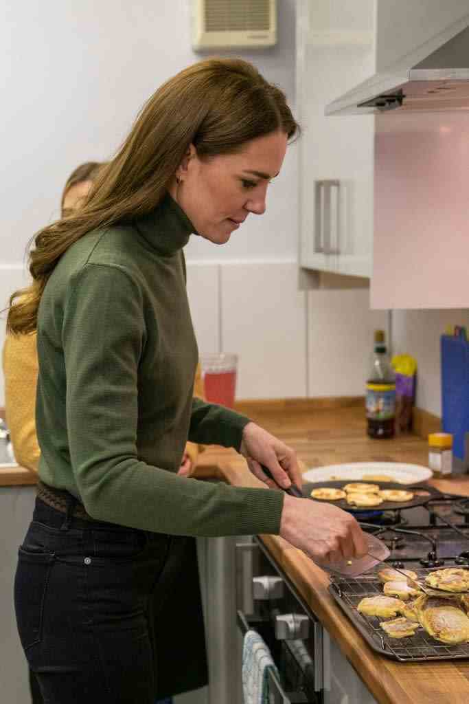 La princesse de Galles prépare des crêpes lors d'une visite au Blaenavon Hwb, Pontypool, le 1er mars 2022. (Getty Images)