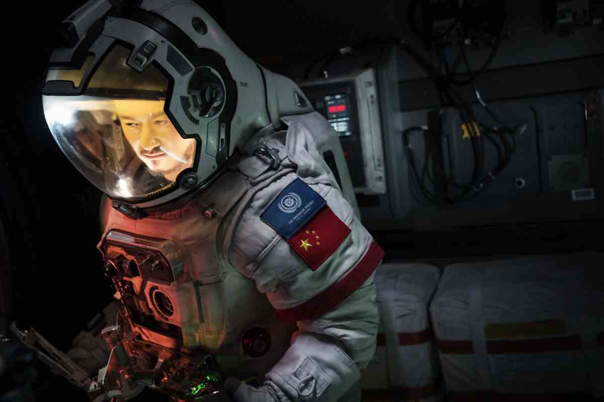 Wu Jing dans le rôle de Liu Peiqiang dans son costume d'astronaute dans The Wandering Earth.