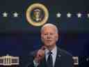 Le président américain Joe Biden parle d'un ballon chinois à haute altitude et de trois autres objets qui ont été récemment abattus par des avions de chasse américains, lors de brèves remarques dans l'auditorium de la cour sud de l'Eisenhower Executive Office Building sur le campus de la Maison Blanche à Washington, le 16 février. 2023.