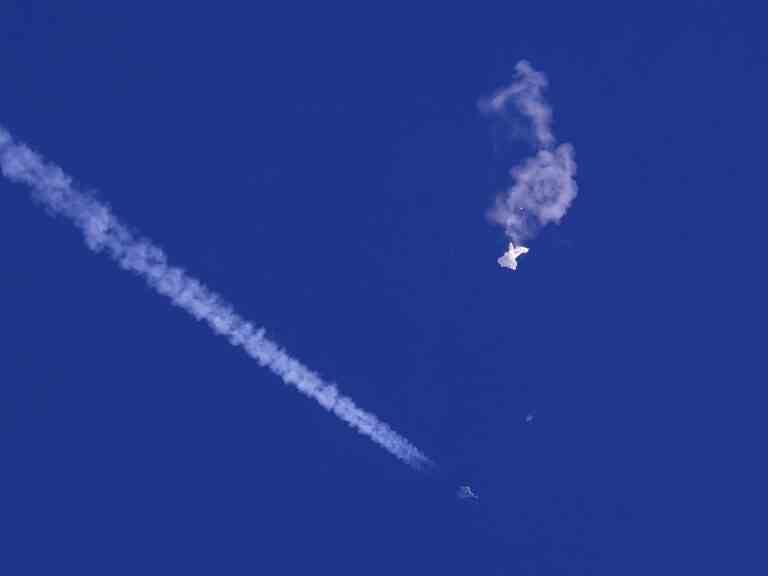 Un ballon chinois a survolé des « lacunes radar » lors d’un voyage au-dessus du Canada: Norad