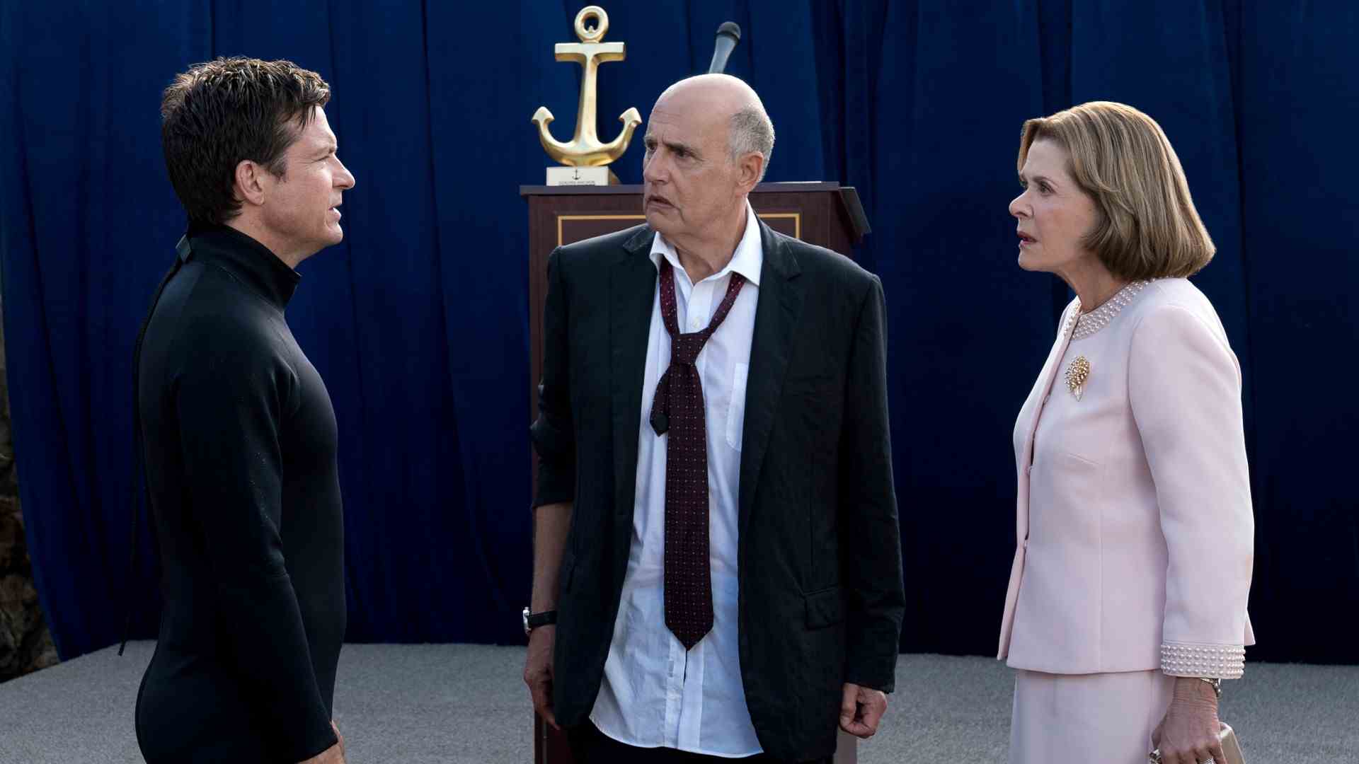 Michael, George et Lucille Bluth se regardent d'un air interrogateur dans Arrested Development