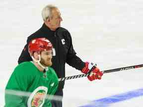 L'entraîneur-chef des Flames de Calgary Darryl Sutter et Jonathan Huberdeau lors d'un entraînement d'équipe au Scotiabank Saddledome le vendredi 17 février 2023.