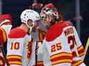 Le centre des Flames de Calgary Jonathan Huberdeau (10) célèbre avec le gardien Jacob Markstrom (25) après le match contre les Flyers de Philadelphie au Wells Fargo Center.