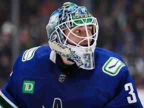 Le gardien des Canucks Arturs Silovs suit le jeu après être sorti de son filet pour jouer la rondelle lors du match de mercredi contre les Rangers de New York au Rogers Arena — le premier match de Silovs dans la LNH.