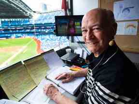 Le diffuseur des Blue Jays de Toronto Jerry Howarth surplombe le terrain depuis sa cabine de diffusion avant que les Blue Jays de Toronto ne jouent contre les White Sox de Chicago le 17 juin 2017