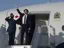 Le premier ministre Justin Trudeau fait signe de la main alors qu'il monte à bord d'un avion du gouvernement à l'aéroport d'Ottawa, le 10 juin 2021. 