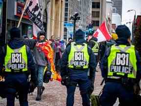 Un groupe de manifestants a provoqué une perturbation à l'intersection de Sparks et Elgin, perturbant les festivités du dernier week-end du Bal de Neige.