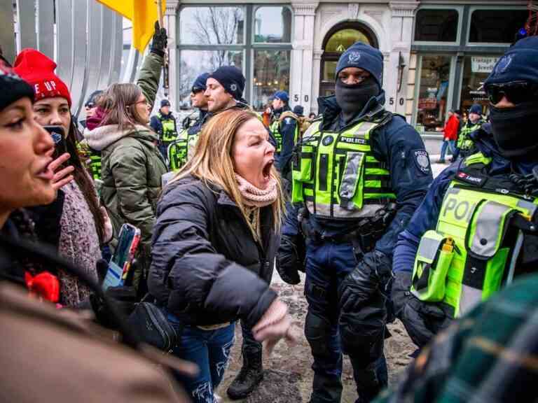 Les manifestants de retour sur la Colline du Parlement, mais en beaucoup plus petit nombre