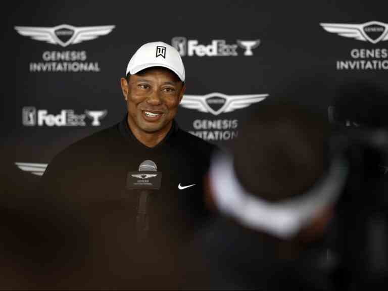 Tiger Woods s’excuse après que la blague sur les tampons sur le parcours ait provoqué un contrecoup