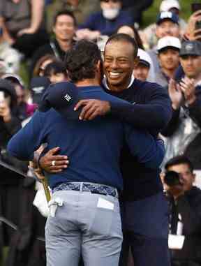 Rory McIlroy d'Irlande du Nord (L) et Tiger Woods des États-Unis s'embrassent après avoir terminé leur tour sur le 18e green lors du premier tour du Genesis Invitational au Riviera Country Club le 16 février 2023 à Pacific Palisades, en Californie.  (Photo de Ronald Martinez/Getty Images)