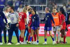 Mallory Swanson # 9 et Megan Rapinoe # 15 des États-Unis serrent la main de Shelina Zadorsky # 4 et Jessie Fleming # 17 du Canada après leur match de la Coupe SheBelieves 2023 au stade Exploria le 16 février 2023 à Orlando, en Floride.  (Photo de Mike Ehrmann/Getty Images)