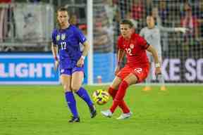 Le milieu de terrain canadien Christine Sinclair (12) déplace le ballon contre le milieu de terrain américain Andi Sullivan (17) au cours de la première mi-temps au stade Exploria le 16 février 2023. Mike Watters-USA TODAY Sports