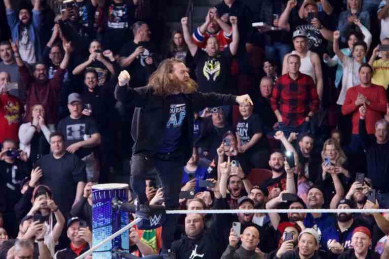 SMACKDOWN: Sami Zayn fouette la foule montréalaise dans une frénésie alors qu’il affronte Roman Reigns