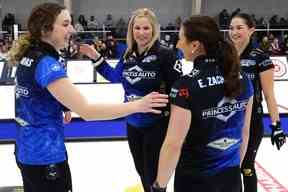 Jennifer Jones célèbre avec ses coéquipières après avoir remporté le Tournoi des Cœurs Scotties du Manitoba le mois dernier à East St. Paul.