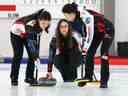 La capitaine Kayla Skrlik regarde son tir avec Ashton Skrlik (première) et Brittany Tran (troisième) au Garrison Curling Club à Calgary le lundi 13 février 2023. L'équipe, qui comprend également la deuxième Geri-Lynn Ramsey, la remplaçante Crystal Webster et l'entraîneure Shannon Kleibrink, représente l'Alberta au Tournoi des Cœurs Scotties 2023.