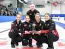 L'équipe Rachel Homan est devenue championne des Scotties de l'Ontario 2023 dimanche à Port Elgin.  À gauche, Rachel Homan, Tracy Fleury, Emma Miskew, Sara Wilkes.  Derrière eux se trouve l'entraîneur Ryan Fry.