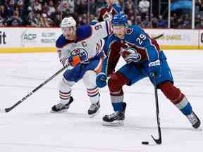 19 février 2023 ;  Denver, Colorado, États-Unis ;  Le centre de l'Avalanche du Colorado Nathan MacKinnon (29 ans) contrôle la rondelle devant le centre des Oilers d'Edmonton Connor McDavid (97 ans) en prolongation au Ball Arena.  Crédit obligatoire : Isaiah J. Downing - USA TODAY Sports