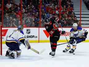 L'ailier gauche des Sénateurs d'Ottawa Austin Watson (16) tente de contrôler une rondelle libre du défenseur des St. Louis Blues Justin Faulk (72) devant le gardien Thomas Greiss (1).