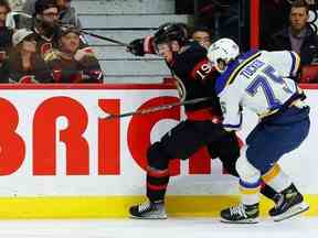 L'ailier droit des Sénateurs d'Ottawa Drake Batherson (19 ans) est retenu par le défenseur des St. Louis Blues Tyler Tucker (75 ans) au cours de la première période.