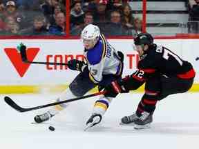 Le défenseur des Sénateurs d'Ottawa Thomas Chabot (72) et l'ailier droit des St. Louis Blues Alexey Toropchenko (13).