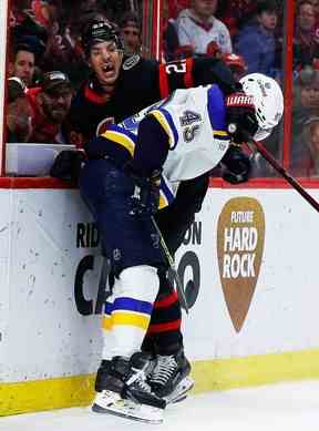 Le défenseur des Sénateurs d'Ottawa Travis Hamonic (23 ans) se bat avec le centre des Blues de St. Louis Ivan Barbashev (49 ans) lors de la deuxième période d'action de la LNH au Centre Canadian Tire le dimanche 19 février 2023.