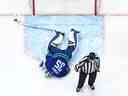 Thatcher Demko, numéro 35 des Canucks de Vancouver, est blessé sur la glace lors de la première période de leur match dans la LNH contre les Panthers de la Floride au Rogers Arena le 1er décembre 2022 à Vancouver, Colombie-Britannique, Canada.  La Floride a gagné 5-1.