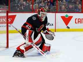 Le gardien de but des Sénateurs d'Ottawa Mads Sogaard (40 ans) effectue un arrêt contre les Blues de St. Louis lors d'un match de deuxième période dans la LNH au Centre Canadian Tire le dimanche 19 février 2023.