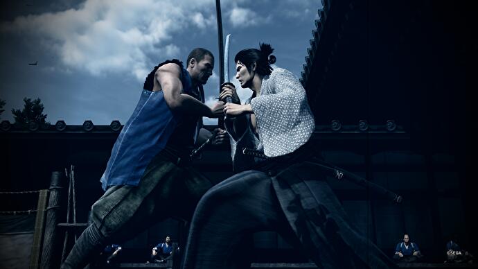 Comme une critique de Dragon Ishin – Ryoma et un ennemi s'affrontent en serrant les dents tout en affrontant des katanas