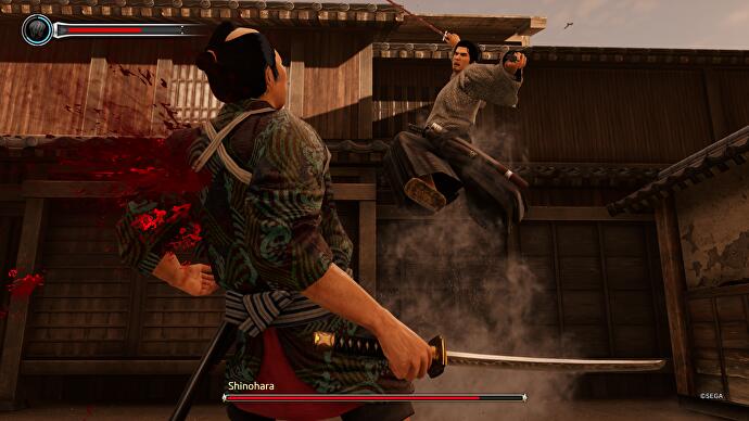 Comme une critique de Dragon Ishin - un combat de boss contre Shinohara, qui a du sang jaillissant de son dos alors que Ryoma bondit vers lui avec un Katana