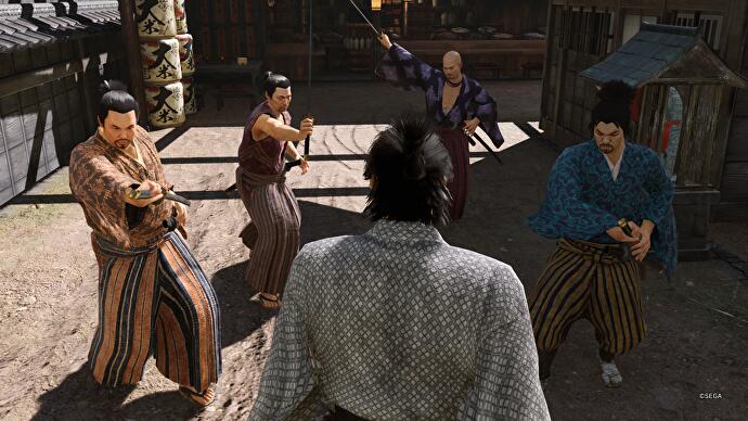 Comme une critique de Dragon Ishin - affronter quatre ennemis sur le point de tirer leurs épées