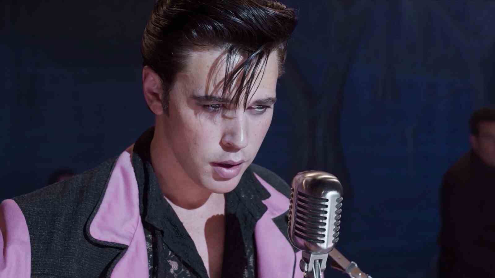 Elvis d'Austin Butler regarde dans le micro du biopic de Buz Luhrmann