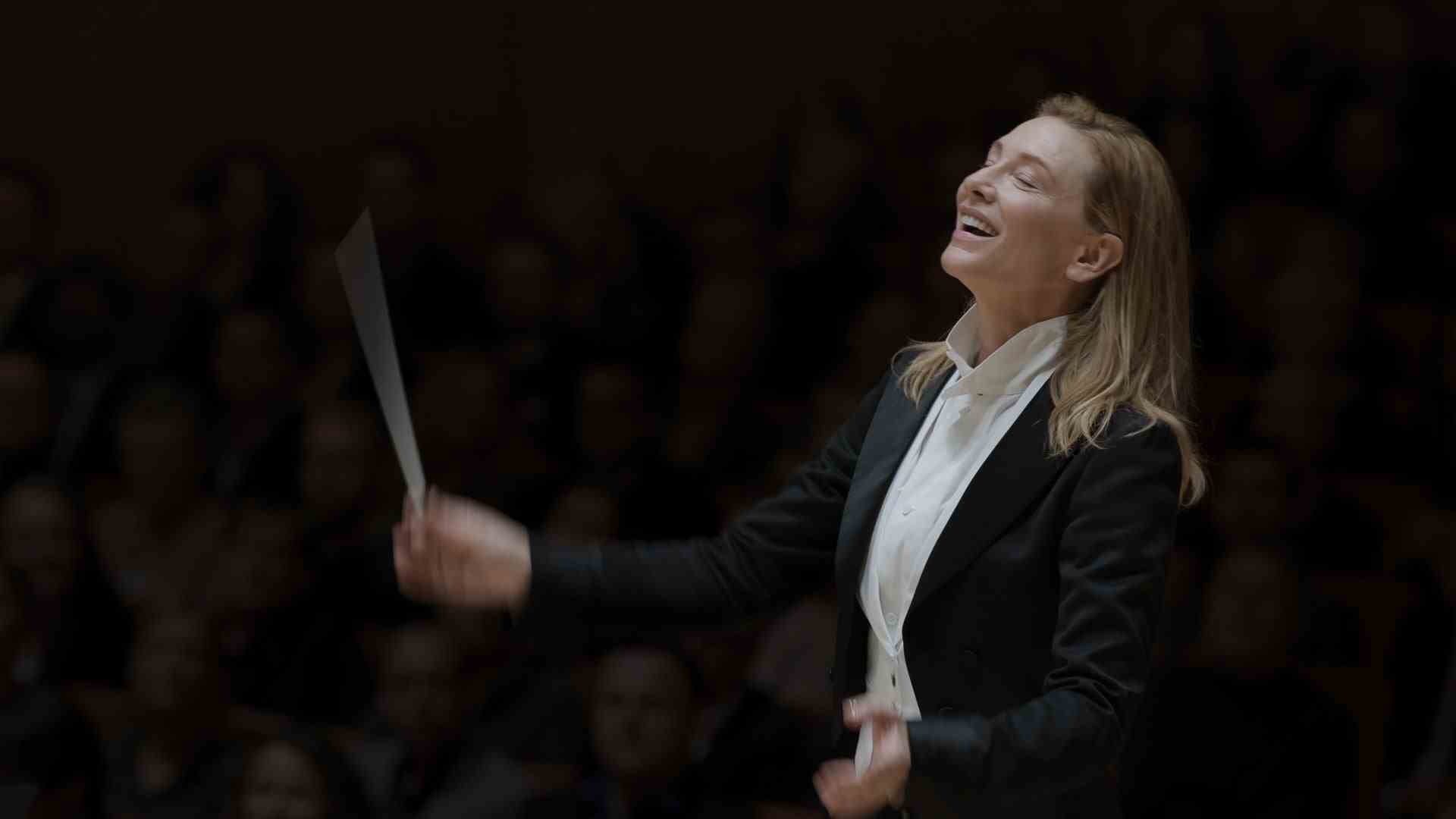 Lydia Tár de Cate Blanchett dirige un orchestre à Tár