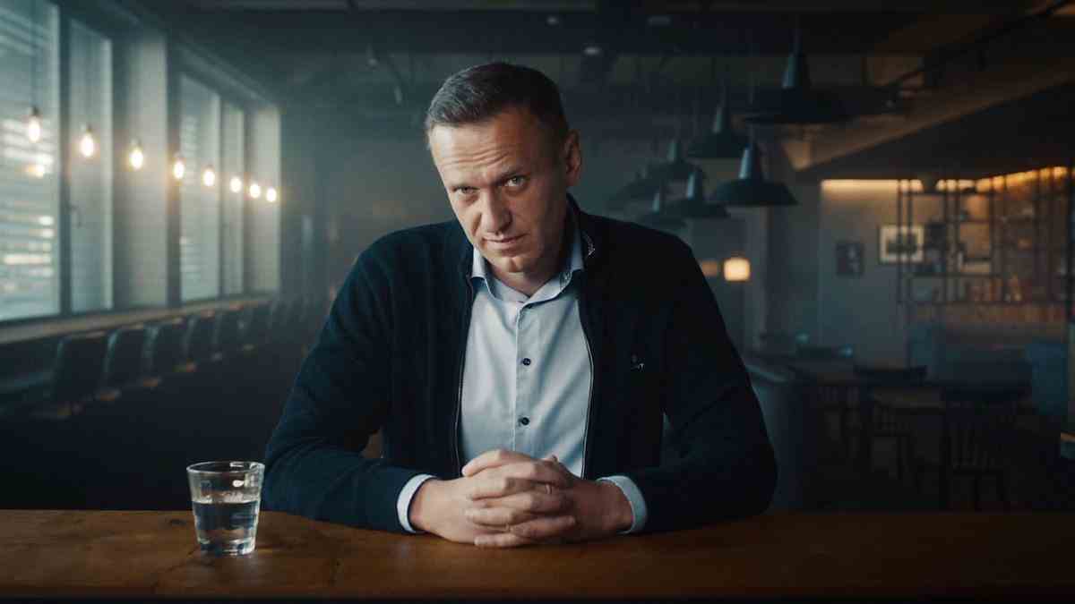 Alexi Navalny regarde la caméra dans son film documentaire