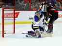 L'ailier gauche des Sénateurs d'Ottawa Tim Stützle (18 ans) marque son deuxième but du match contre le gardien des Blues de St. Louis Thomas Greiss (1) lors de la troisième période de la LNH au Centre Canadian Tire le dimanche 19 février 2023.