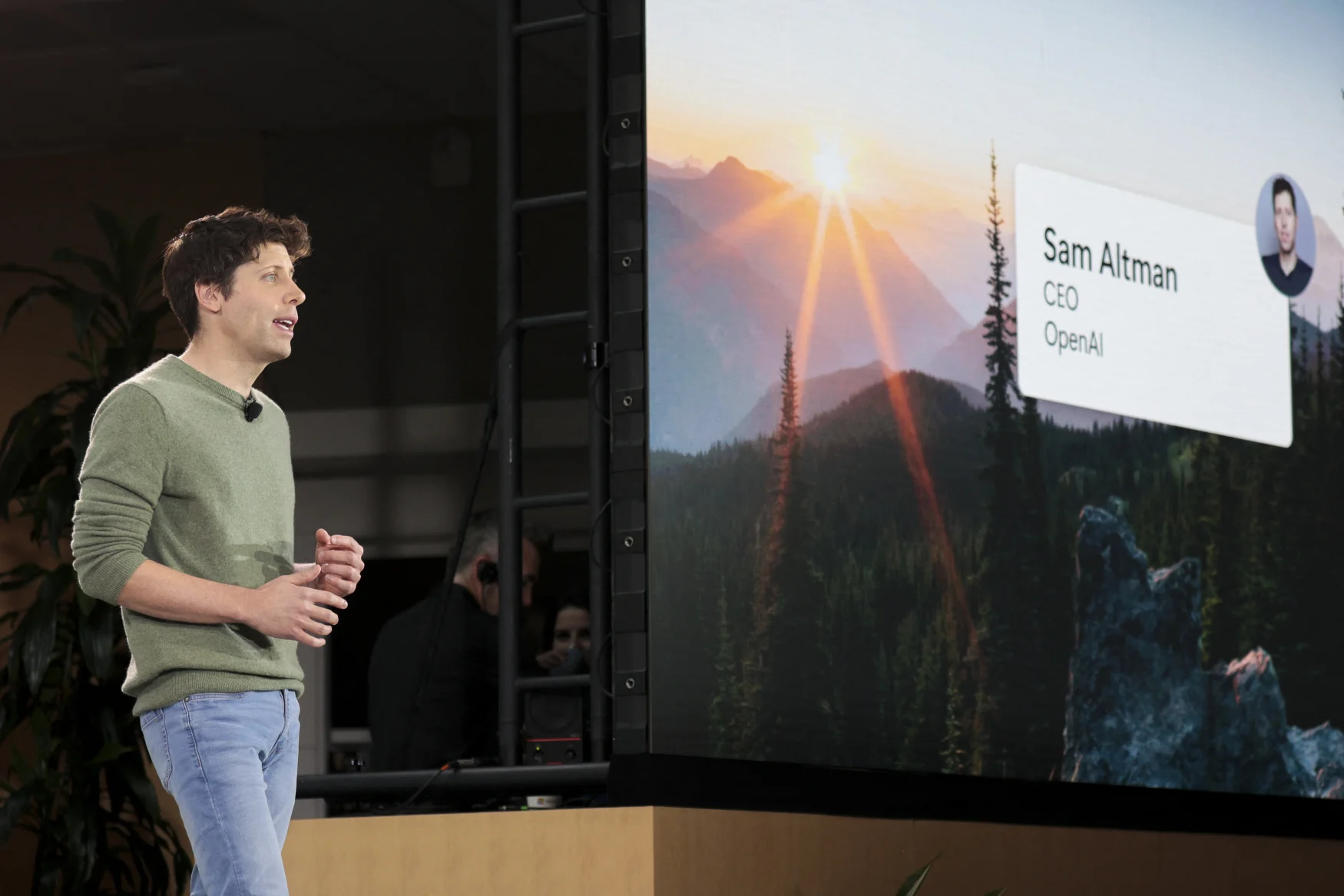 Le PDG d'OpenAI, Sam Altman, prend la parole lors d'un discours liminaire annonçant l'intégration de ChatGPT pour Bing chez Microsoft à Redmond, Washington, le 7 février 2023. a déclaré, déclarant ce qu'il a appelé une nouvelle ère pour la recherche en ligne.  (Photo de Jason Redmond / AFP) (Photo de JASON REDMOND/AFP via Getty Images)