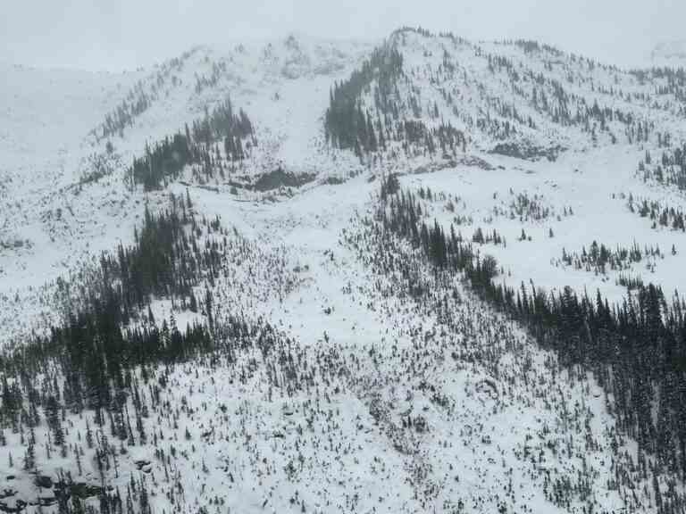 Deux personnes tuées dans un glissement près de Golden, en Colombie-Britannique, au cours d’une année meurtrière pour les avalanches