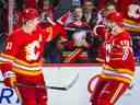 18 février 2023 ;  Calgary, Alberta, CAN ;  Le centre des Flames de Calgary Mikael Backlund (11) célèbre son but avec le centre Jonathan Huberdeau (10) pendant la période de prolongation contre les Rangers de New York au Scotiabank Saddledome.  Crédit obligatoire : Sergei Belski - USA TODAY Sports