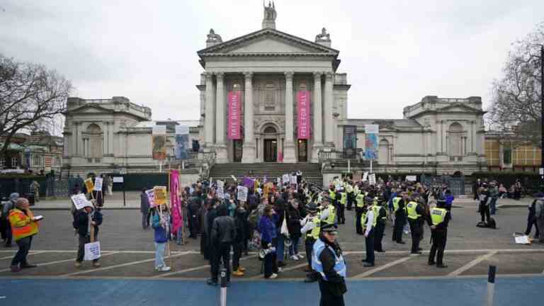 Un homme devant le tribunal à la suite d’une manifestation sur une histoire de drag queen à la Tate Britain