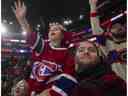 Nathan Choinière et son père, Jean-François, regardent le concours d'habiletés des Canadiens au Centre Bell de Montréal le dimanche 19 février 2023. 